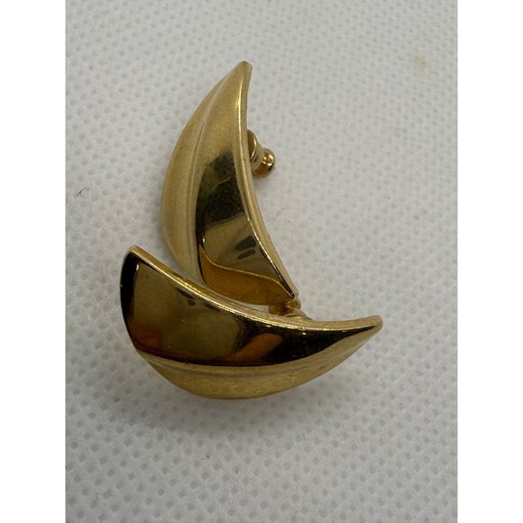 Trifari Gold-Tone Pierced Earrings Abstract Design & Push Back Closure For Women - Picture 6 of 7